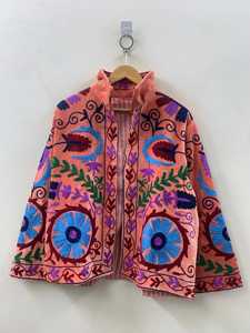 Veste en velours Suzani avec broderie animale et détails boutonnés, vêtement décontracté d'hiver, rembourrage en coton, exportateur fabricant OEM Inde - Product Image 1