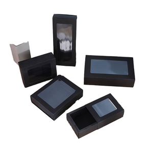 Boîte cadeau en carton kraft noir rétro avec fenêtre, estampage UV/à chaud, forme rectangulaire, doublure en éponge, fermeture magnétique, poignée - Product Image 1