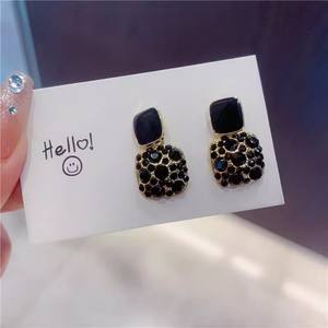 Pendientes de Plata con Diseño Geométrico y Diamantes, Elegantes y Modernos, con Colgante Cuadrado Negro para Mujer - Product Image 2