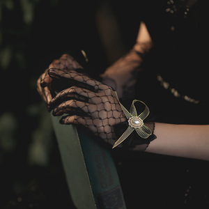 S0727R Gants de robe de mariée Gants en dentelle noire et blanche en maille tricotée à haute élasticité - Product Image 4