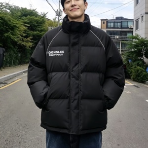 Abrigo de Invierno, Elegante, Resistente al Viento y al Agua. Chaqueta Acolchada Personalizada, Chaqueta <span class=keywords><strong>Bomber</strong></span> con Capucha Desmontable. - Product Image 1