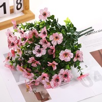 Bunga Sutra Buatan Dekorasi Musim Semi Luar Ruangan 7 Bundel Tahan UV Realistis Berwarna-warni Daisy (Merah Muda) untuk Teras dan Patio