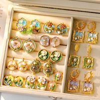 Boucles d'oreilles pendantes exquises en laiton plaqué or avec perles et motifs peints à l'huile, style mini, mignon et tendance, pour femme, idéales pour un anniversaire