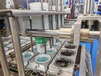 Machine de remplissage et de scellage de gobelets automatique à grande vitesse, contrôlée par PLC, à engrenages, pour gobelets en plastique, eau pure, yaourt, shampoing