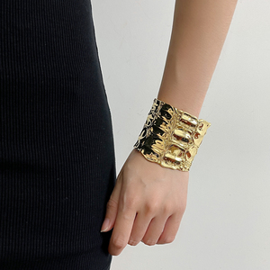 Bracciale di Lusso di Alta Gamma con Stampa Coccodrillo, Sofisticato ed Elegante, Bracciale a Fascia Larga in Lega Metallica Placcata Oro/Argento - Product Image 2