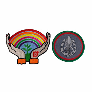 Muestra Gratuita de Parche de Chenilla Bordado Personalizado, Parches de Ropa Tejidos Termoadhesivos de Alta Calidad con Diseño de Flores y Corazones - Product Image 3