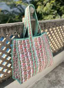 Bolso de mano grande de algodón acolchado con estampado a mano para mujer, ideal para compras y viajes. - Product Image 3