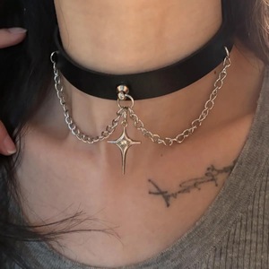 Collar personalizado estilo punk oscuro con estrella de cuatro puntas, collar de cuero con cruz para chica moderna, collar retro para la clavícula - Product Image 2