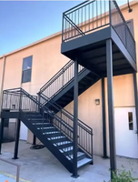 Escalier extérieur industriel en acier inoxydable avec marches en marbre - Écologique et durable pour un usage en appartement