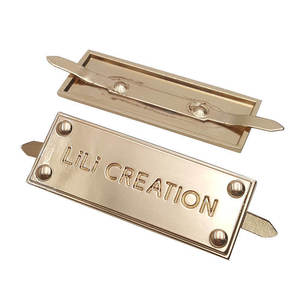 تصميم عصري لملصقات معدنية مخصصة ثلاثية الأبعاد بارزة وصديقة للبيئة على شكل لفافة للملابس والأحذية والحقائب - Product Image 3