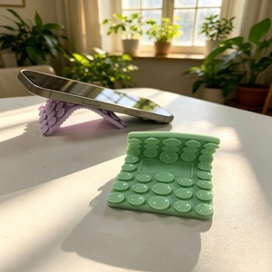 Supporto Pieghevole Multiuso in Silicone con Ventosa per Telefoni e Tablet, Design Ultra Compatto e Portatile - Product Image 4