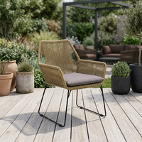 Fauteuil en rotin moderne avec coussin gris, pieds en métal, chaise de salon contemporaine, design ergonomique, mobilier d'intérieur