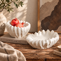 Collection de bols à fruits en céramique crème avec un design sculptural en forme de pétales, bols décoratifs pour la décoration moderne de la maison
