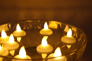 Plastiques électroniques de bougies flottantes blanches ou jaunes sans flamme de LED avec des bougies modernes de contrôle - Product Image 3