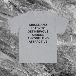 Camiseta divertida con meme de meme, regalo divertido, para personas solteras y listas para sentirse nerviosas al estar con cualquiera que les atraiga. - Product Image 1