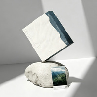 Coffret Cadeau de Luxe Personnalisé avec Livre Photo, Matériaux Recyclés, Boîte Rigide Texturée Gaufrée UV Blanche, Design d'Emballage Bleu-Vert, Art Chinois