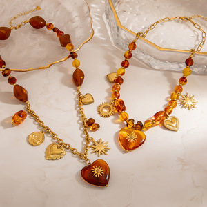 Collar de Cuentas de Resina Ámbar con Forma de Corazón, Cadena de Clavícula Chapada en Oro de 18K, Joyería de Moda Otoño Invierno - Product Image 2