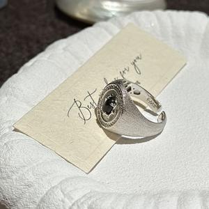 Bague en argent pur S925 vintage antique avec un design de niche plaqué or rose, brossée, large, ouverte - Product Image 4