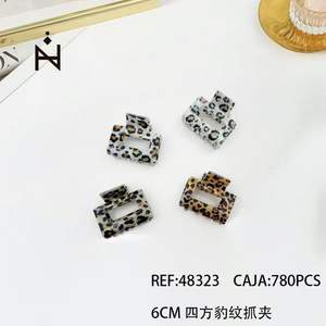 Pinza de Pelo Cuadrada de 6 cm con Estampado de Leopardo - Product Image 3