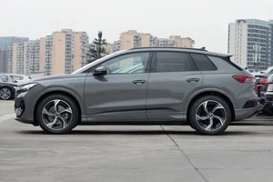 A/<span class=keywords><strong>U</strong></span>/<span class=keywords><strong>D</strong></span>/I Gris Oscuro Q4 E-tron 2024 50 E-tron Edición Premium 614 km de Autonomía NEDC Batería de 80.2 kWh - Product Image 2