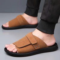 Nouvelles sandales ajustables pour hommes en PU, doublure en similicuir, semelle en caoutchouc épais antidérapante, bout ouvert, pantoufles décontractées d'été pour la marche