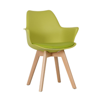 Chaise de salle à manger moderne D-821F avec accoudoirs rembourrés en plastique et pieds en bois, légère et abordable