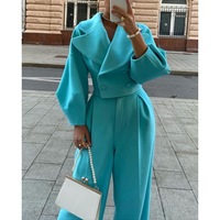 Ensemble tailleur femme élégant et amincissant à col rabattu, couleur unie, nouvelle collection automne 2026, idéal pour le bureau et les occasions professionnelles.
