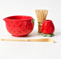 Ensemble de bols à matcha en céramique artisanale motif fraise, Chawan rose avec bec verseur, fouet en bambou, cuillère et support Chasen – Cadeau pour cérémonie du thé