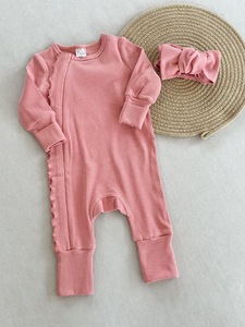Body per Neonati Primaverile Personalizzato in Colori Neutri con Volant e Zip, Pigiama Intero in Maglia a Coste, Tutina per Bambini - Product Image 3