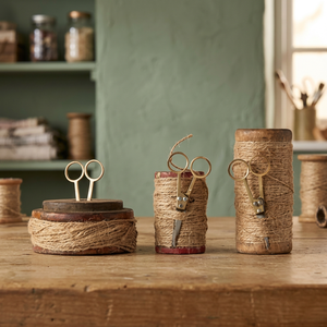 Support de bobines en bois et jute Chaman India avec ciseaux, style rustique, décoration intérieure, Inde - Product Image 2