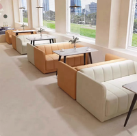 Ensemble complet de mobilier de restaurant : banquettes rembourrées, tables en marbre, canapés capitonnés crème – Vente en gros