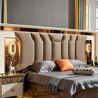 Lit en cuir de luxe avec accents dorés, cadre en bois, tête de lit large, ensemble de chambre extra-large/grand