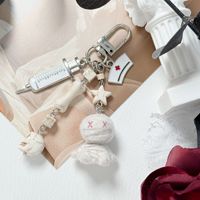 Porte-clés Thème Médical Gothique avec Poupée Vaudou, Seringue et Casquette d'Infirmière – Porte-clés Poupée Vaudou Horreur Mignon et Effrayant, Seringue d'Infirmière Audacieuse