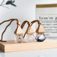 Bouteille de parfum suspendue rechargeable de 8 ml en gros, diffuseur d'arômes en verre en forme de losange pour voiture avec couvercle en bois