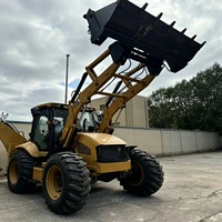 Nouvelle pelle rétrocaveuse JCB 4CX 2026, également disponible en modèles JCB 3CX et 2CX, avec accessoires godet, brise-roche et fourche.