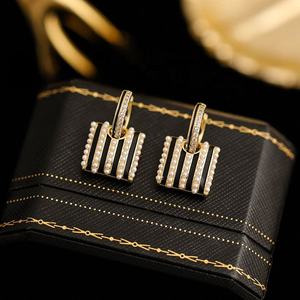 Boucles d'oreilles clous en perles coréennes exquises et polyvalentes, style féminin tendance, nouvelle collection, vente en gros - Product Image 5