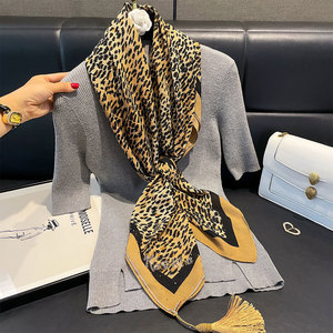 Bufanda con borlas de leopardo europea y americana de nuevo diseño 2026, pañuelo cuadrado de poliéster con estampado de diamantes de imitación para mujer - Product Image 2