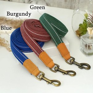 신제품 <span class=keywords><strong>2026</strong></span> 맞춤형 6.5피트 소프트 헤비듀티 반사견 훈련용 리드 내구성 있는 나일론 ID 가죽 태그 포함 야간 안전 코튼 웨빙 - Product Image 3