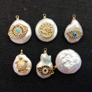 Colgante de Perla de Agua Dulce Natural Blanca Plana <span class=keywords><strong>con</strong></span> Iniciales de 26 Letras del Alfabeto, Nombre o <span class=keywords><strong>Palabra</strong></span>, <span class=keywords><strong>con</strong></span> Circonita Cúbica y Baño de Oro - Product Image 5