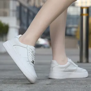 2024 новые унисекс удобные дышащие мягкие пользовательские белые кожаные резиновые кроссовки для отеля рабочая обувь