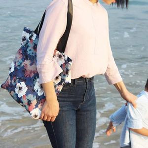 Sac fourre-tout floral original de l'usine BSCI, grand sac à bandoulière pour femme avec logo personnalisé, idéal pour la gym, la randonnée, les pique-niques, les voyages, la plage et les souvenirs. - Product Image 3