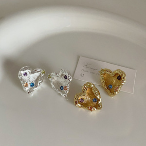 ต่างหูสไตล์วินเทจเกรดสูงแบบเรียบง่ายกันลมเย็นแบบย่นพร้อมฝังอัลลอย - Product Image 3