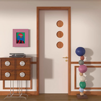 Porte en bois moderne à charnières avec insert en verre circulaire aux couleurs contrastées