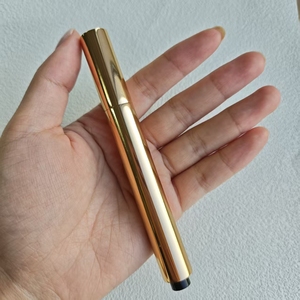 Lápiz Voluminizador de Labios Extremo en Tubo Dorado de Lujo al por Mayor, Brillo y Humectación Duradera, Relleno de Labios con Ácido Hialurónico - Product Image 4