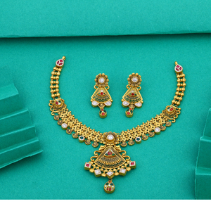 Ensemble de collier en or traditionnel avec un design en filigrane complexe, pierres vertes et rouges, et boucles d'oreilles assorties, élégant ensemble de bijoux de mariée. - Product Image 1