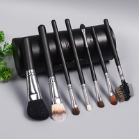 Ensemble de 7 pinceaux de maquillage Dongshen en poils de chèvre et de poney avec manches en bois noir, pinceau plat inclus pour un usage quotidien