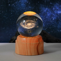 Boule de Voie Lactée 3D en Cristal Laser Lumineuse avec Base LED Rotative en Plastique Sablé pour Ornement de Bureau - Vente en Gros