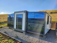 Maison extensible HUASHA de 20 pieds avec ailes en verre miroir pleine hauteur, résistance aux tremblements de terre de niveau 7 et résistance au vent de 120 km/h