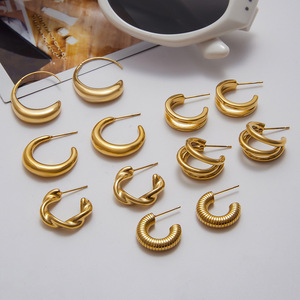 Boucles d'oreilles Huggie à trois couches en forme de C en acier inoxydable, design géométrique, unisexe, pour un usage quotidien - Product Image 2