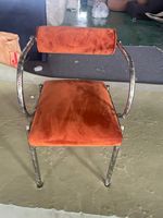 Chaise de salle à manger vintage Bauhaus, structure en acier inoxydable poli, dossier enroulé en velours, fauteuil écologique et durable pour la maison et les restaurants